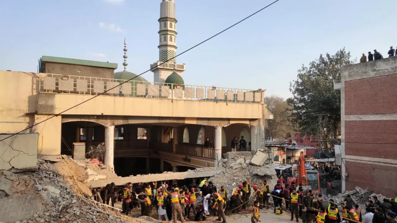Trabajadores de los servicios de emergencia buscan posibles v&iacute;ctimas entre los escombros de una mezquita de Peshawar. EFE / Bilawal Arbab