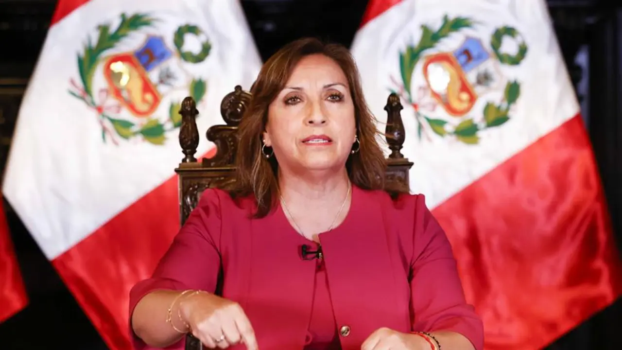 Dina Boluarte durante un mensaje televisado a la naci&oacute;n, en Lima (Per&uacute;). EFE