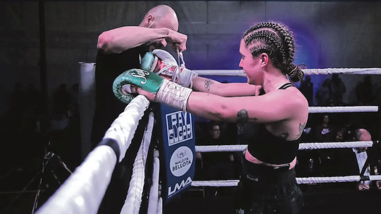 Dani Rasilla, quitando los guantes a su pupila tras el combate del pasado s&aacute;bado.