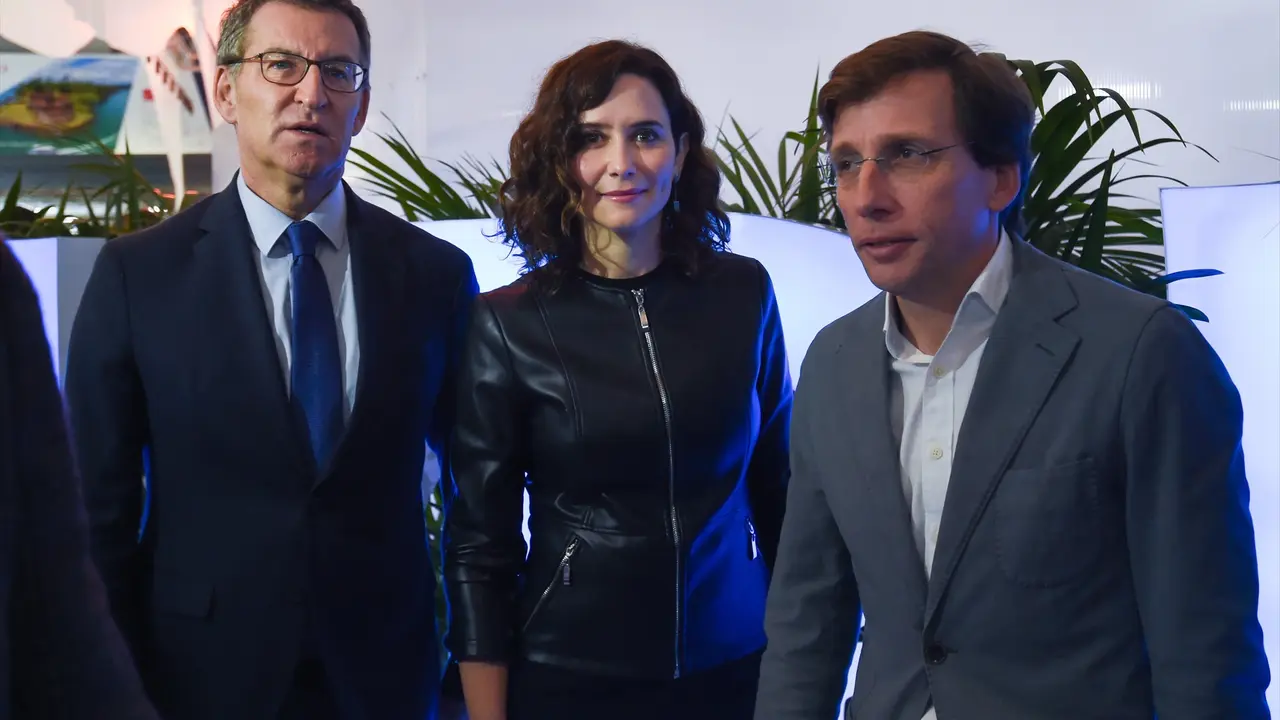 (I-D) El l&iacute;der del PP, Alberto N&uacute;&ntilde;ez Feij&oacute;o, la presidenta de la Comunidad de Madrid, Isabel D&iacute;az Ayuso, y el alcalde de Madrid, Jos&eacute; Luis Mart&iacute;nez-Almeida. E.P. / Gustavo Valiente