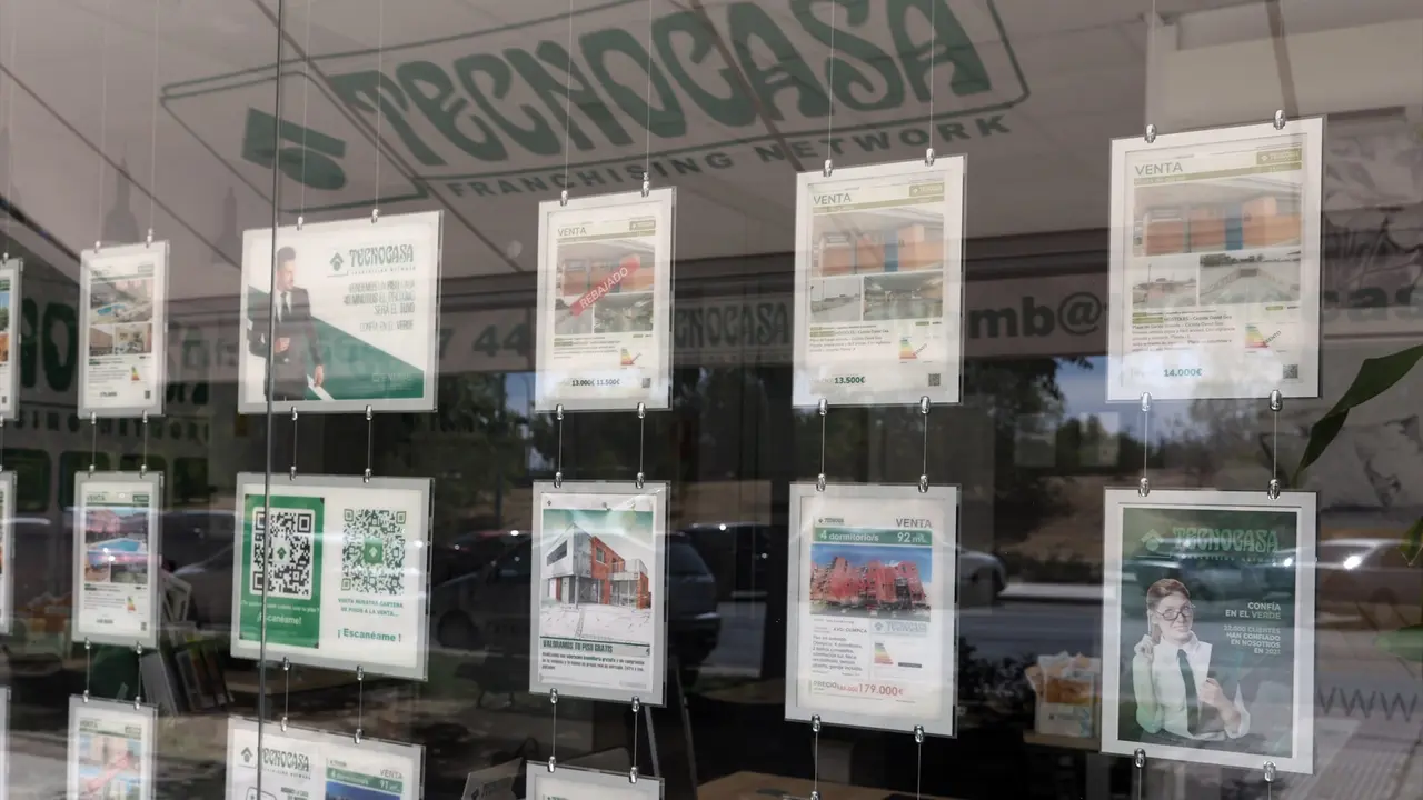 Varios carteles de pisos en venta en una oficina. E.P. / Eduardo Parra
