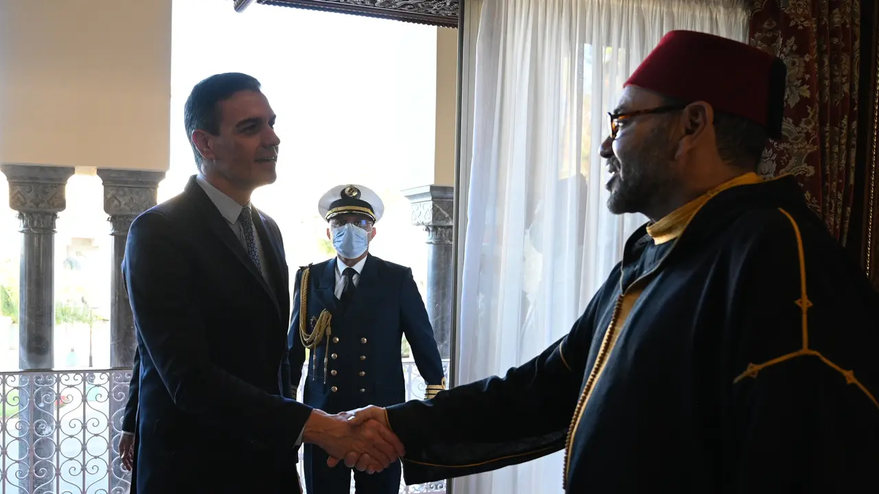El presidente del Gobierno, Pedro S&aacute;nchez, durante su reuni&oacute;n con el Rey Mohamed VI en Rabat en abril de 2022. E.P. / Borja Puidg de la Bellacasa