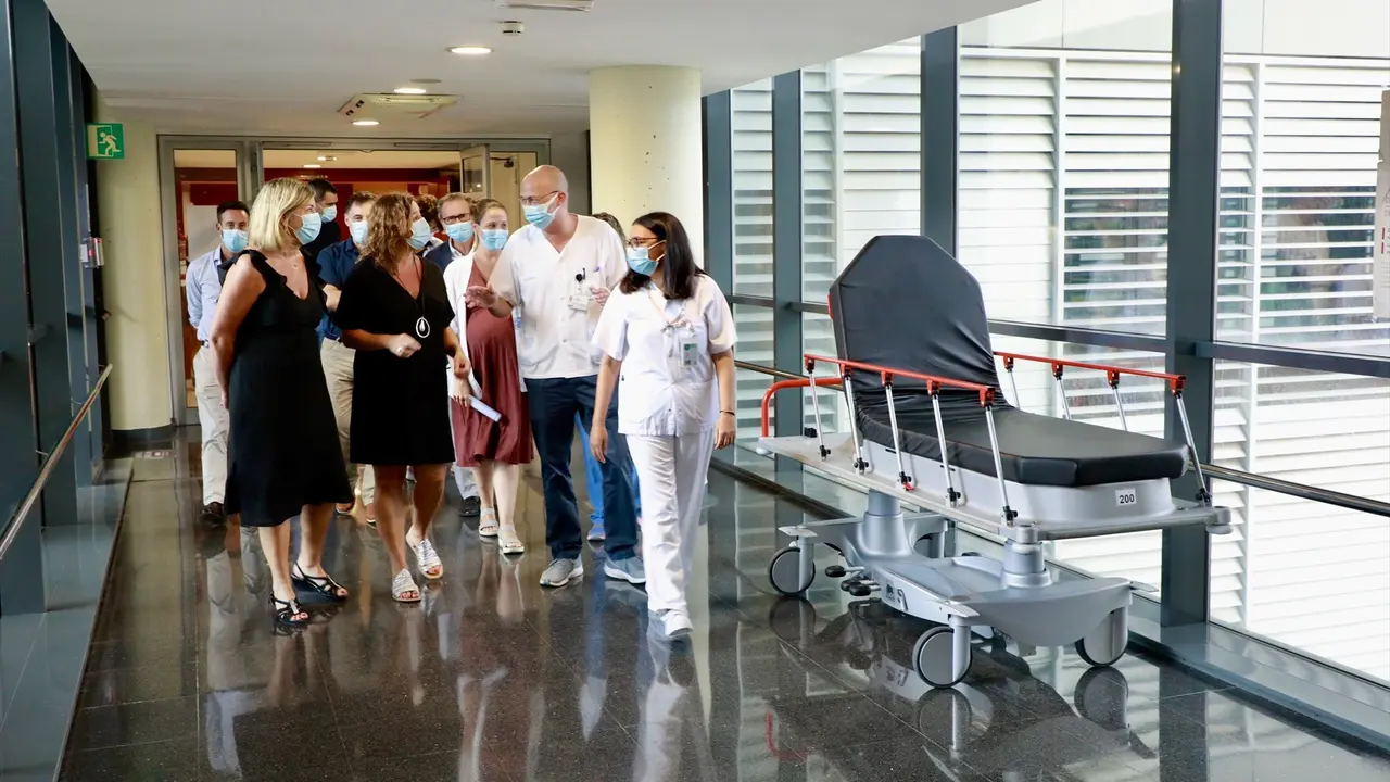 La consellera de Salud, Patricia G&oacute;mez, y la presidenta del Govern, Francina Armengol, en una visita al Hospital Son Espases. E.P.