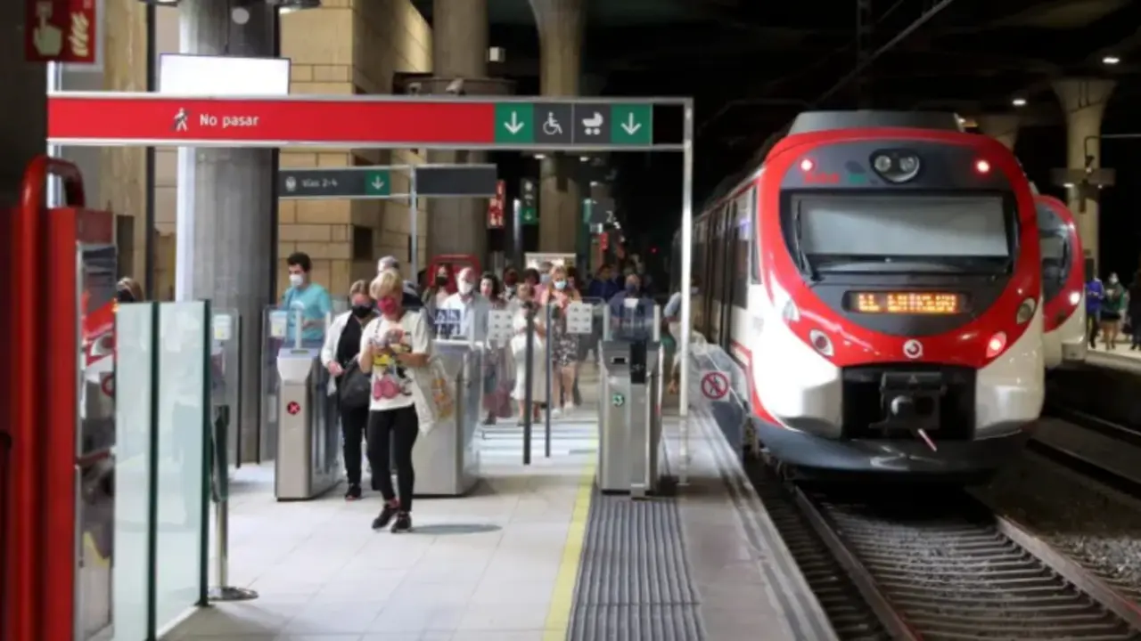 La estaci&oacute;n de Renfe en Oviedo, en una imagen de archivo. EFE / J.L. Cereijido