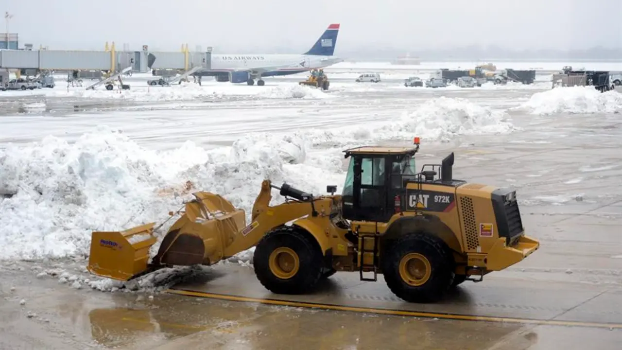 Un aeropuerto de EE.UU. afectado por una tormenta. EFE/Shawn Thew