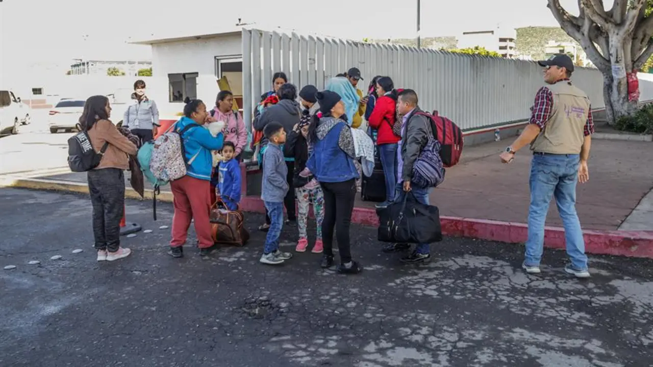 Grupos de migrantes hacen fila para cruzar a Estados Unidos. EFE / Joebeth Terriquez