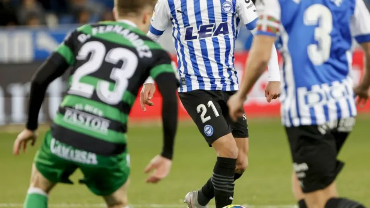 Abde Rebbach, del Alav&eacute;s, conduce el bal&oacute;n ante la presi&oacute;n de Dani Fern&aacute;ndez, del Racing. / LaLiga