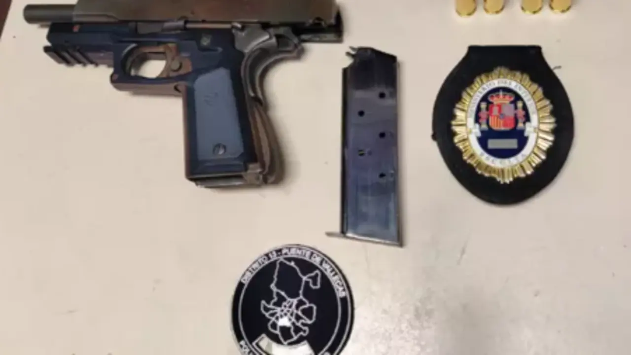 Pistola y cartuchos intervenidos por los agentes. / POLIC&Iacute;A MUNICIPAL DE MADRID/TWITTER