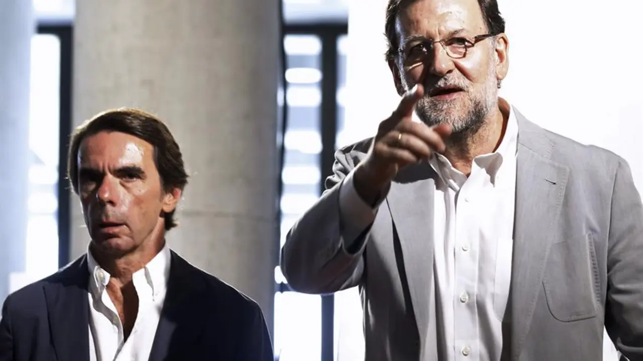 Los expresidentes del Gobierno y del PP Mariano Rajoy (d) y Jos&eacute; Mar&iacute;a Aznar en un acto de la Fundaci&oacute;n Faes. EFE/Sergio Barrenechea