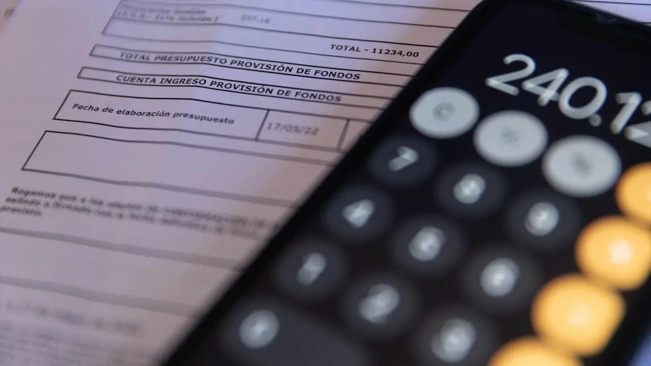 Una calculadora y una escritura de compraventa de una hipoteca. E.P. / Eduardo Parra