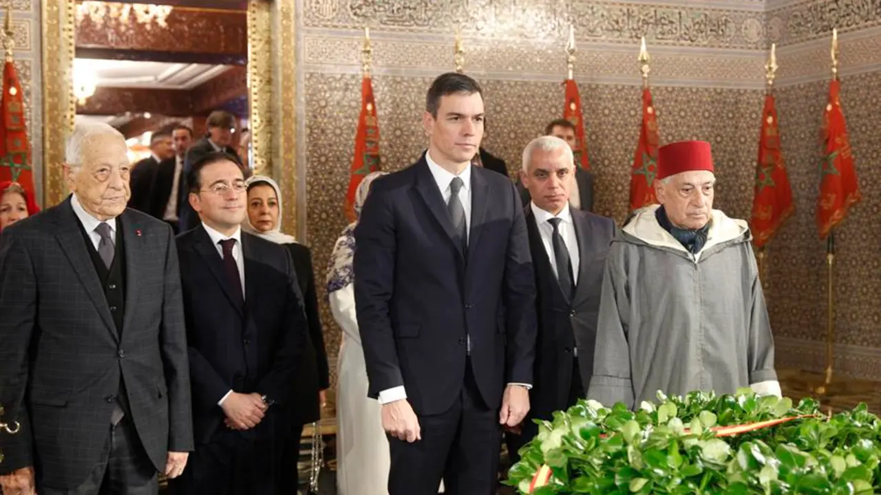 El presidente del Gobierno espa&ntilde;ol, Pedro S&aacute;nchez (3d), visit&oacute; el Mausoleo Mohamed V en Rabat, Marruecos, junto al historiador del Reino de Marruecos y portavoz del Palacio Real, Abdelhak Lamrini (d), y el ministro marroqu&iacute; de Sanidad, Khalid Ait Taleb (2d), y el ministro espa&ntilde;ol de Exteriores, Jos&eacute; Manuel Albares (2i). EFE / Mohamed Siali