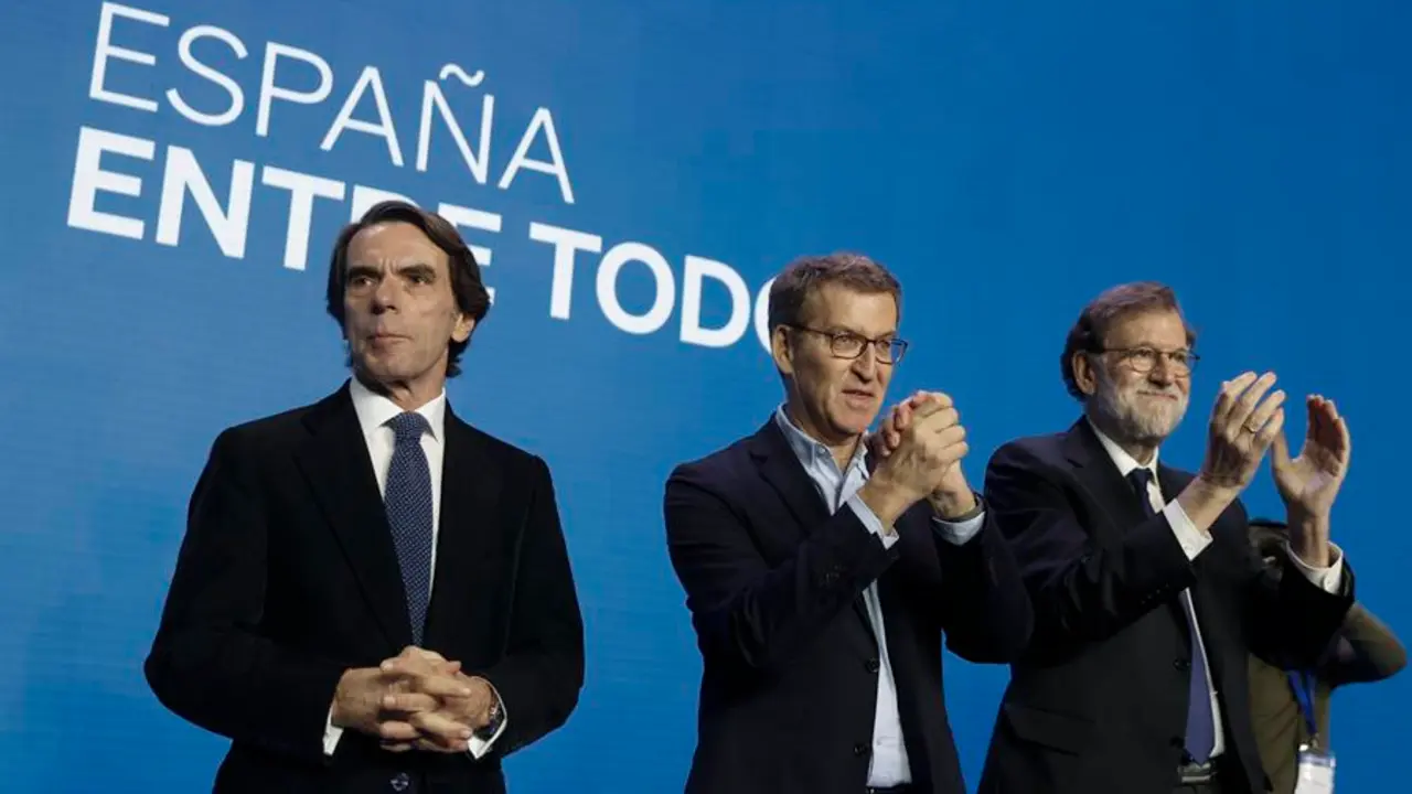 El l&iacute;der del PP, Alberto N&uacute;&ntilde;ez Feij&oacute;o (c), oficia este fin de semana en Valencia un nuevo acto de precampa&ntilde;a electoral en forma de Intermunicipal, para el que ha movilizado a todo el partido, incluidos los expresidentes del Gobierno Jos&eacute; Mar&iacute;a Aznar (i) y Mariano Rajoy (d). EFE/Kai FORSTERLING