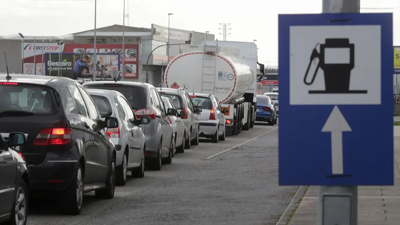 Colas de coches en una gasolinera. E.P. / Carlos Castro