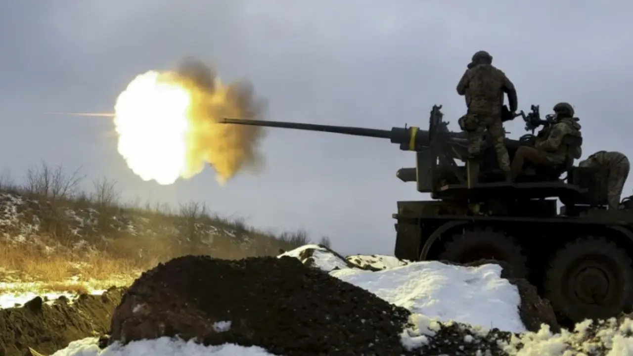 Soldados ucranianos disparan un arma antia&eacute;rea en una posici&oacute;n cerca de Bajhmut, en la regi&oacute;n de Donetsk, en el este de Ucrania.EFE / Sergey Shestak