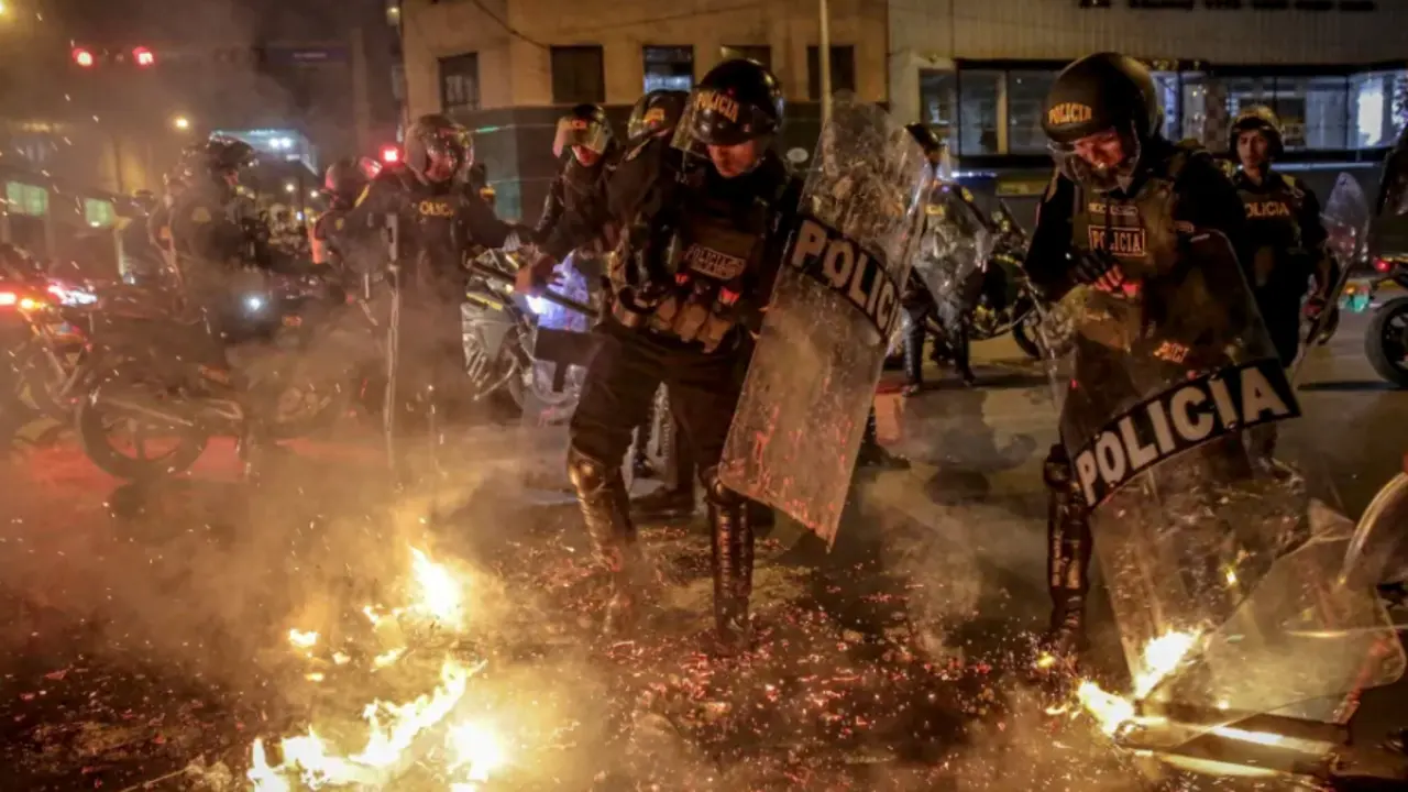 Polic&iacute;as antidisturbios se enfrentan a manifestantes en el centro de Lima (Per&uacute;). EFE / Jhon Reyes