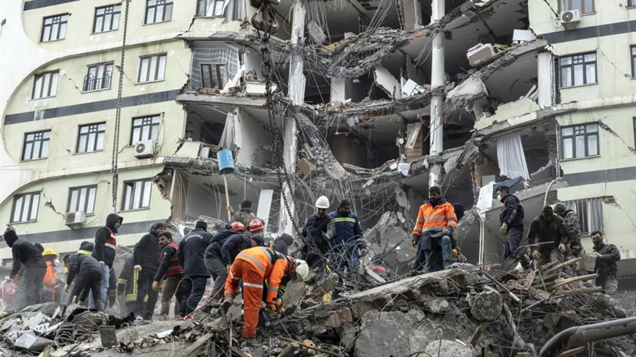 Los equipos de rescate trabajan en la b&uacute;squeda de sobrevivientes. EFE / REFIK TEKIN