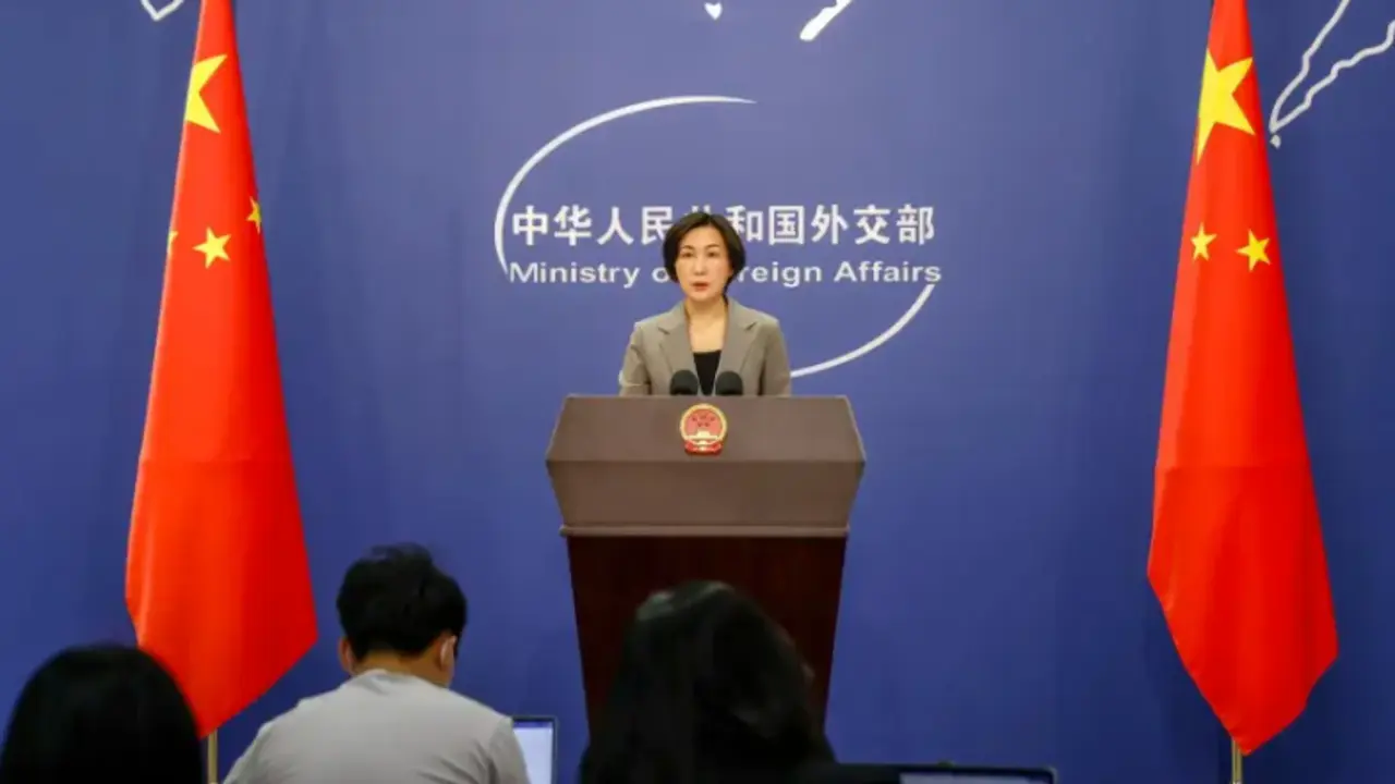La portavoz del Ministerio de Exteriores de China, Mao Ning, habla en rueda de prensa en Pek&iacute;n. EFE / Mark R. Cristino