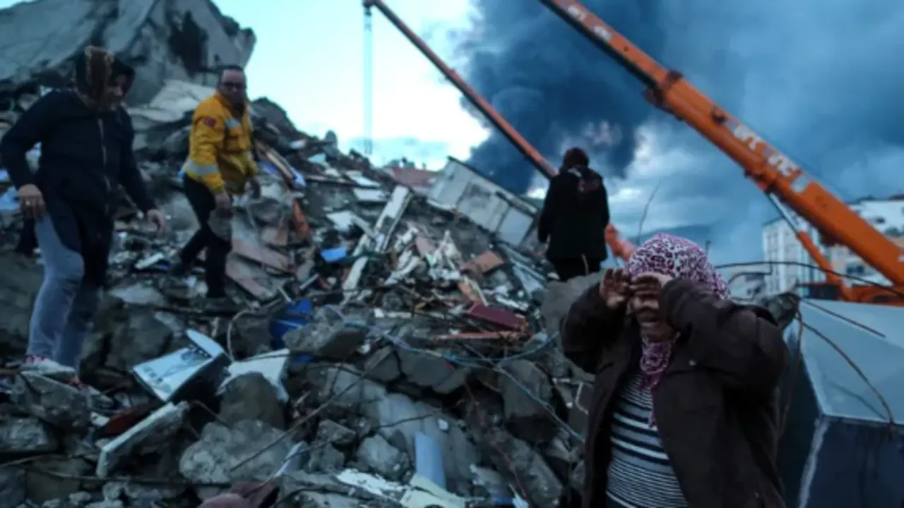 Una mujer llora en medio de las labores de rescate en un edificio derrumbado en la ciudad turca de Hatay, tras el terremoto del lunes. EFE/EPA/Erdem Sahin