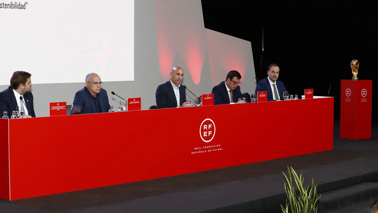 El presidente de la RFEF, Luis Rubiales, (centro) en un acto de la federaci&oacute;n. / RFEF