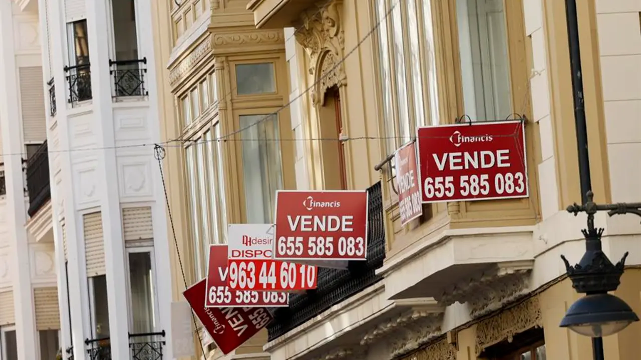 Un inmueble que anuncia su venta. EFE/Biel Ali&ntilde;o