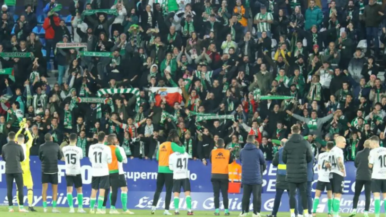 Los jugadores del Racing agradecen el apoyo recibido de los aficionados verdiblancos desplazados a Ponferrada. / LALIGA