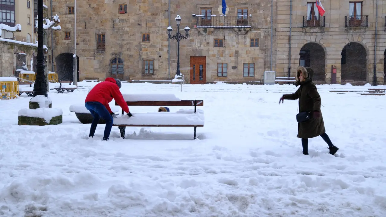 Dos personas en la nieve en Reinosa. / Eugenio Mart&iacute;nez
