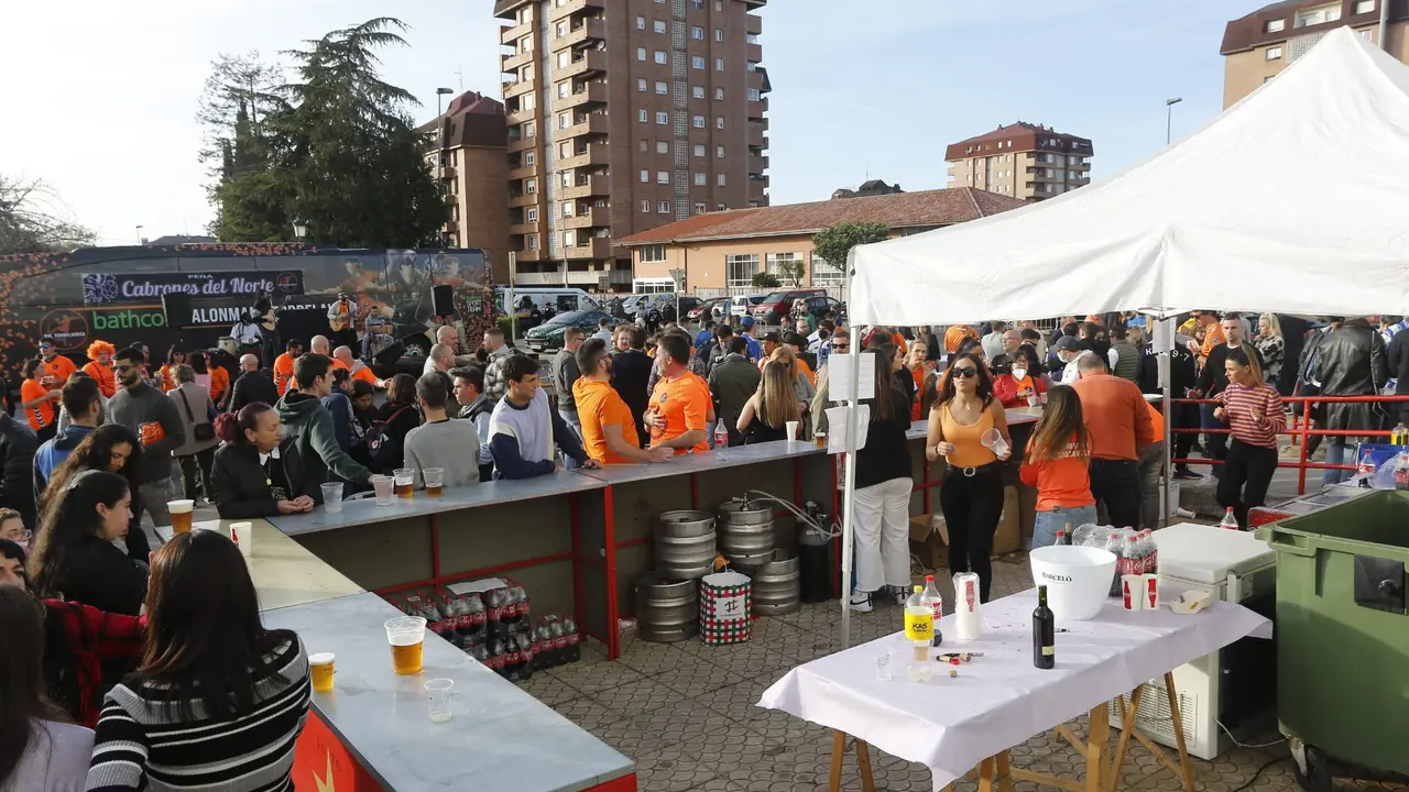 Instant&aacute;nea de la &uacute;ltima fiesta realizada, el d&iacute;a del derbi, contra el Sinf&iacute;n. / BM Torrelavega