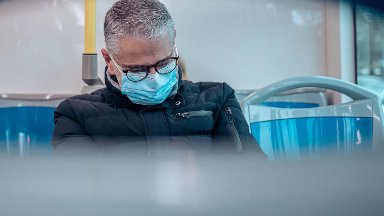 Un hombre con mascarilla en un autob&uacute;s. / Gabriel Luengas