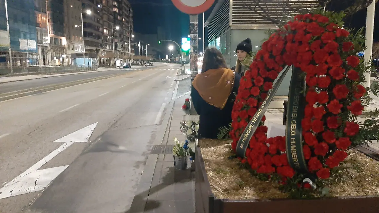 Dos j&oacute;venes amigas del fallecido en el lugar de los hechos. L. Villa