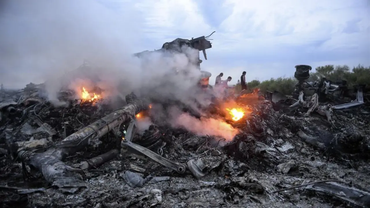 Fotograf&iacute;a de archivo de los restos de un avi&oacute;n Boeing 777, vuelo MH17 de Malaysia Airlines, que cay&oacute; el 17 de julio de 2014, cerca de Donetsk (Ucrania). EFE / Alyona Zykina