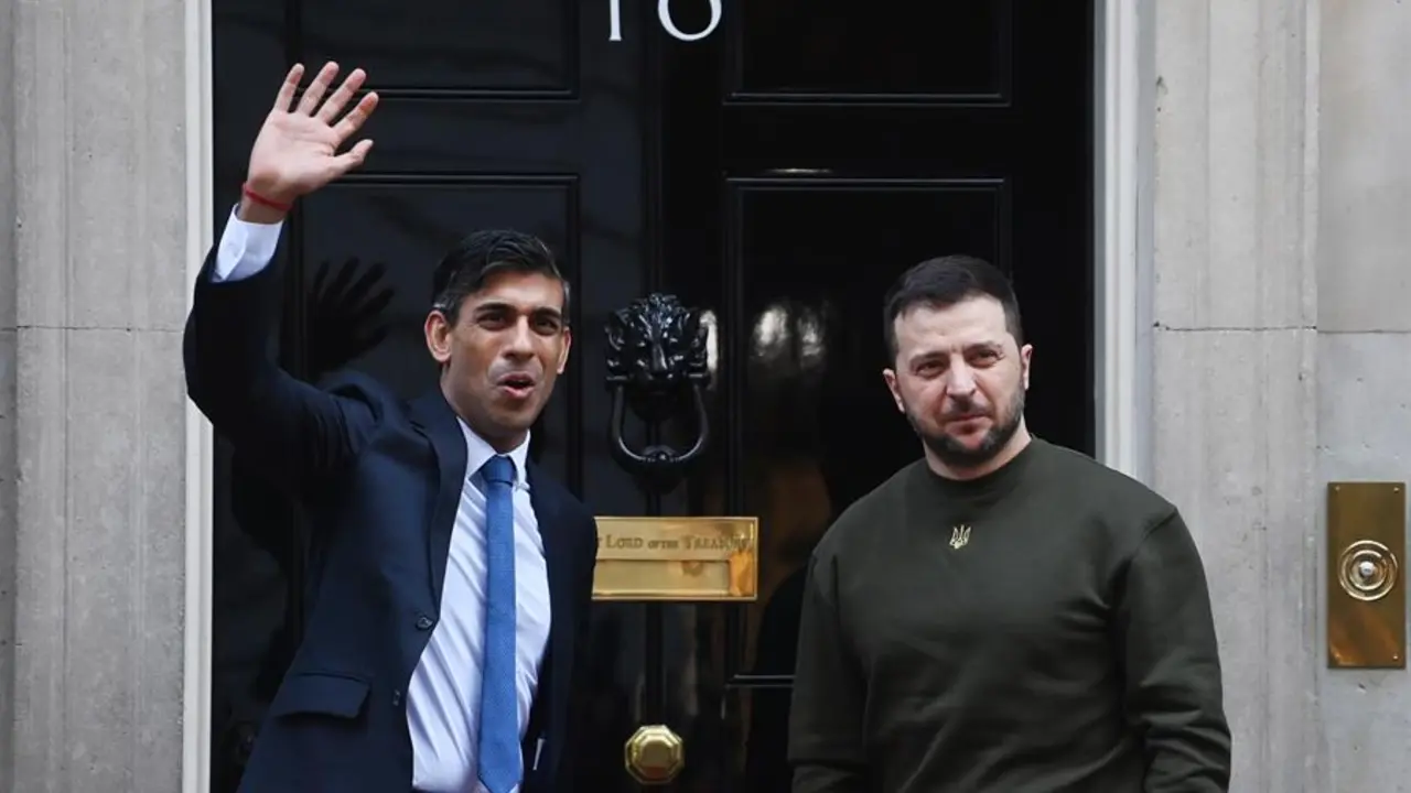 El primer ministro brit&aacute;nico, Rishi Sunak (I), recibe al presidente de Ucrania, Volodimir Zelenski (D), en el n&uacute;mero 10 de Downing Street en Londres. EFE / Neil Hall