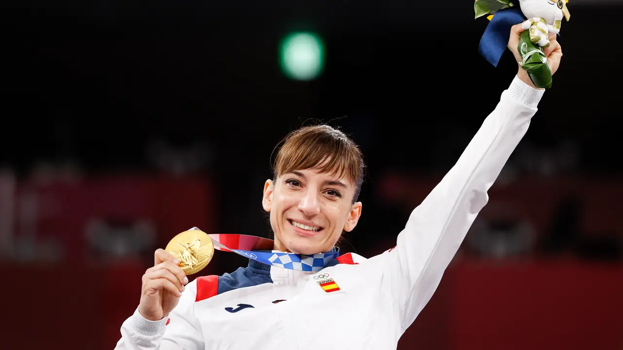 Sandra S&aacute;nchez, en lo alto del p&oacute;dium tras ganar la medalla de oro en la modalidad de k&aacute;rate, en los Juegos Ol&iacute;mpicos de Tokio 2020. / AFP7