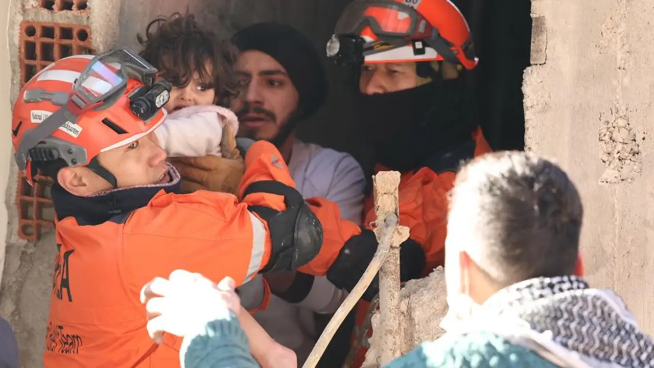 Miembros de un equipo surcoreano de ayuda en cat&aacute;strofes rescatan a un ni&ntilde;o peque&ntilde;o en Antakya, provincia de Hatay, Turqu&iacute;a, el 09 de febrero de 2023, despu&eacute;s de que un mort&iacute;fero terremoto de magnitud 7,8 sacudiera Turqu&iacute;a y Siria el 06 de febrero. (Terremoto/sismo, Corea del Sur, Siria, Turqu&iacute;a) EFE/EPA/YONHAP SOUTH KOREA OUT