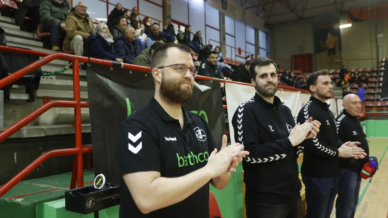 El entrenador del BM Torrelavega, &Aacute;lex Mozas. / BMT