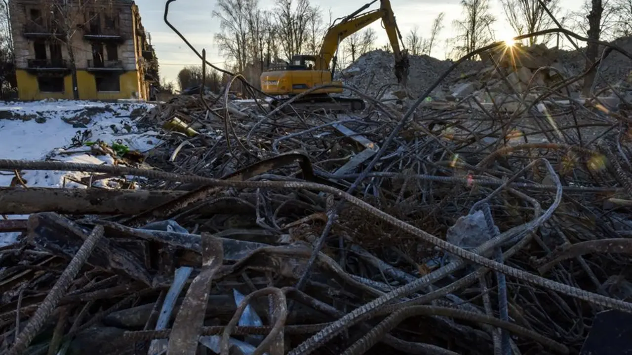 Trabajos de demolici&oacute;n de bloques de apartamentos, destruidos por los ataques a&eacute;reos rusos. EFE / OLEG PETRASYUK