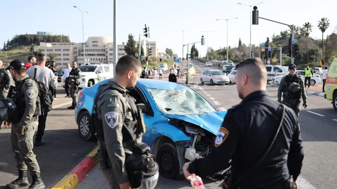 Fuerzas de seguridad y equipos de socorro israel&iacute;es trabajan en el lugar del atropello intencionado en Jerusal&eacute;n. EFE / STR