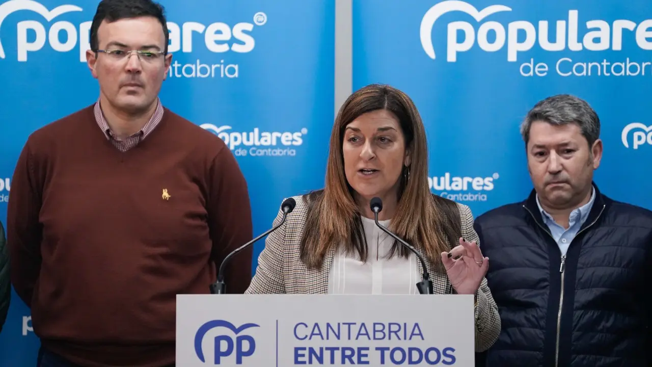 La presidenta del PP, Mar&iacute;a Jos&eacute; S&aacute;enz de Buruaga, (centro), junto a los candidatos para el valle del Saja. / Alerta