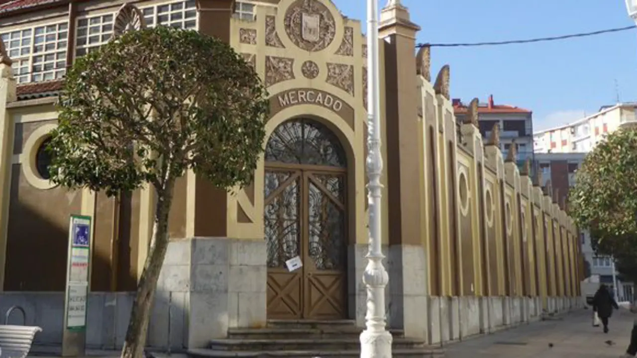 Vista de la fachada del mercado municipal de abastos de Castro Urdiales.