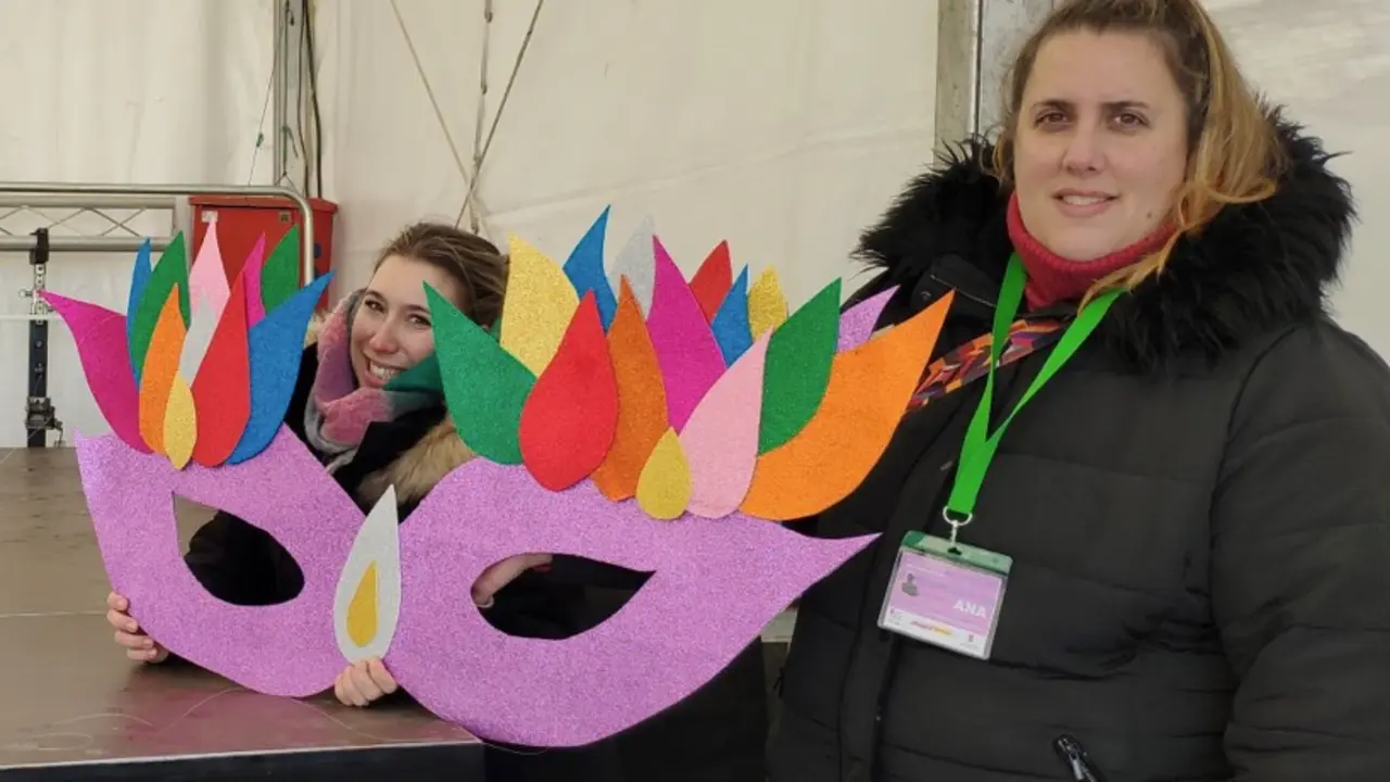 Decoraci&oacute;n de la carpa de Carnaval en Sar&oacute;n y t&eacute;cnicos de animaci&oacute;n sociocultural y tur&iacute;stica durante los preparativos del recinto festivo.