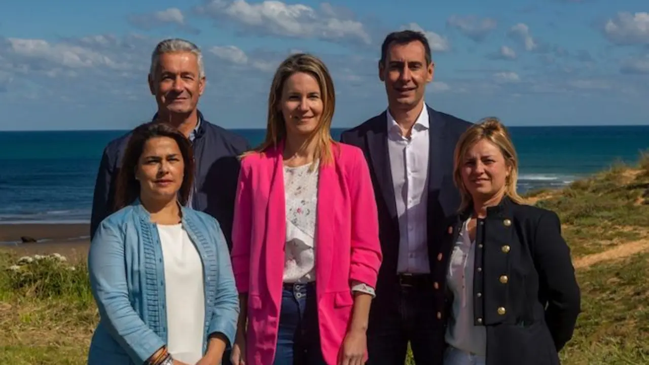 La alcaldesa ped&aacute;nea del PP, Carmen Bedoya en el centro junto miembros de la formaci&oacute;n. / ALERTA