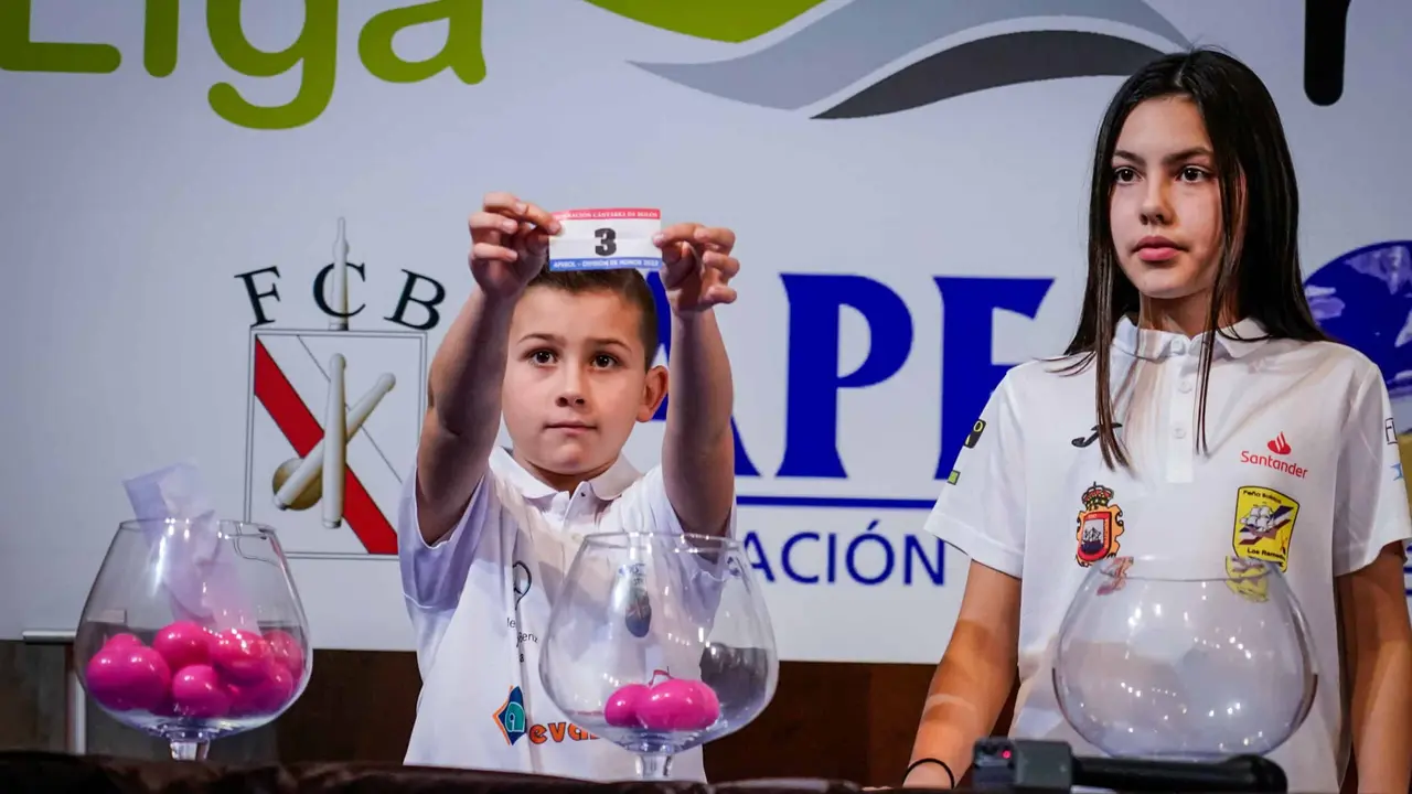 Las manos inocentes encargadas de sacar las bolas de los sorteos fueron Adri&aacute;n Guardo (EB Santander &ndash; Pe&ntilde;acastillo) y Daniela Mart&iacute;nez (EB El Astillero &ndash; Guarnizo).