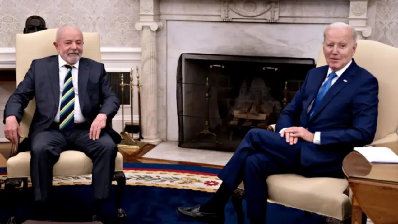 El presidente de Estados Unidos, Joe Biden (d), se re&uacute;ne con el presidente de Brasil, Luiz In&aacute;cio Lula da Silva (c), en el Despacho Oval de la Casa Blanca. EFE / Andrew Harrer