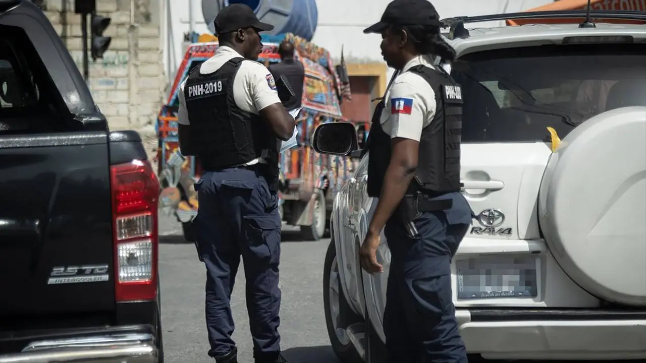 Agentes de Polic&iacute;a de Hait&iacute; en la capital, Puerto Pr&iacute;ncipe. / JOSE A. IGLESIAS