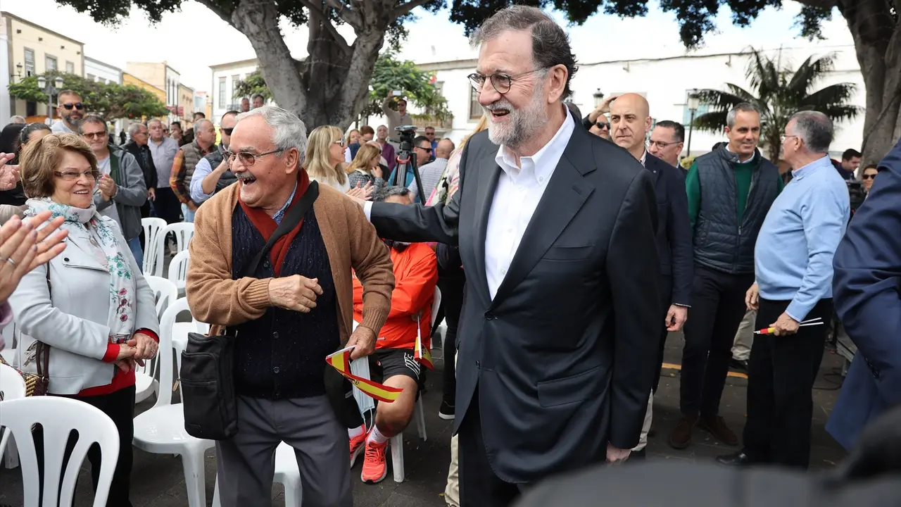 El expresidente del Gobierno y del Partido Popular Mariano Rajoy saluda en Telde, Gran Canaria. E.P.