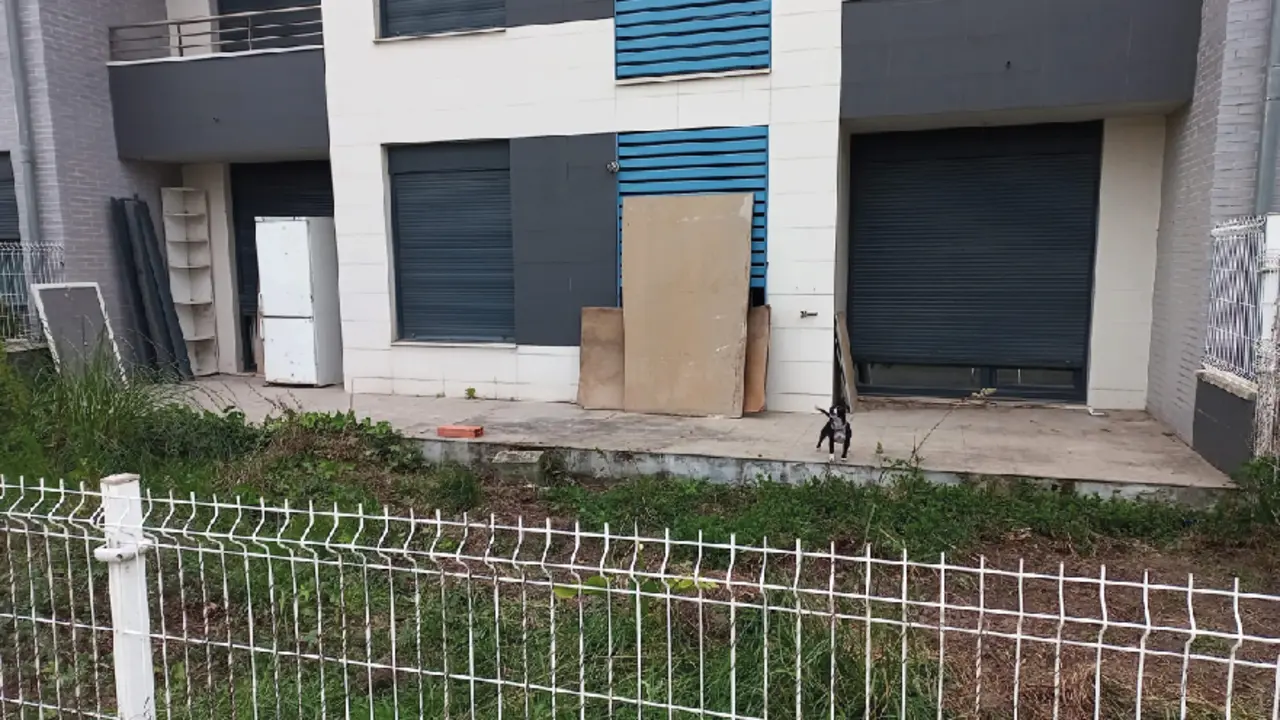 Edificio de Polanco donde se han ocupado viviendas ilegalmente. / ALERTA