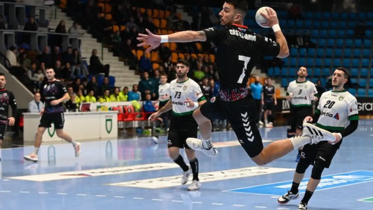 Salto espectacular del jugador del equipo santanderino. / &Oacute;scar Aznar