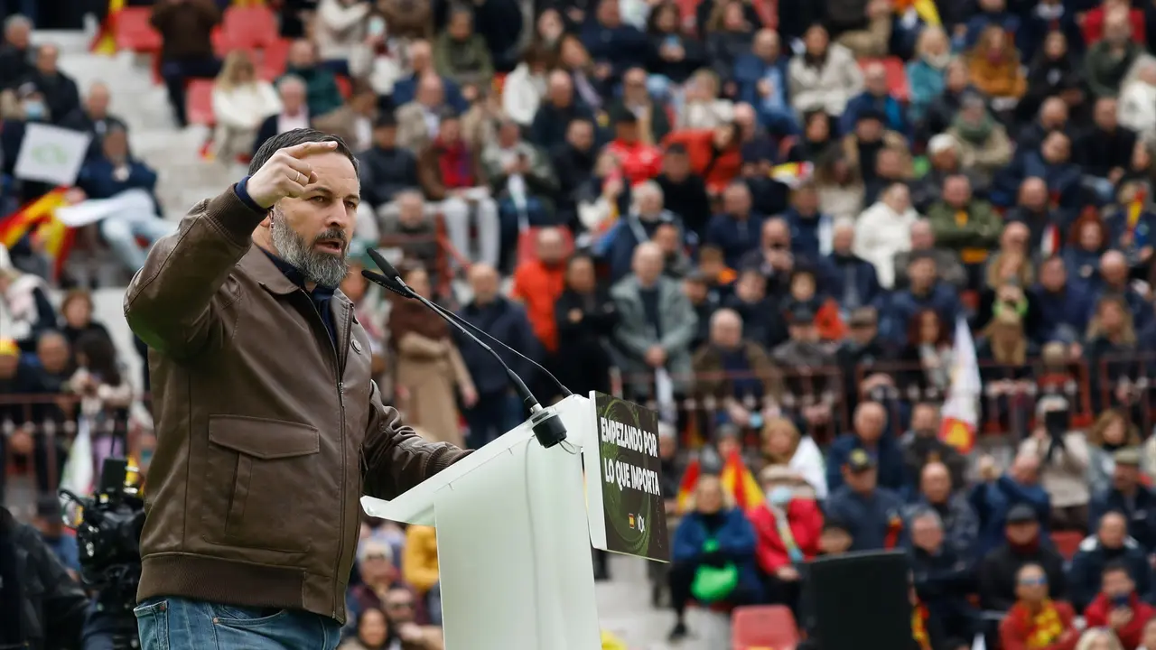 El presidente de Vox, Santiago Abascal, interviene en el mitin presentaci&oacute;n de los candidatos para las pr&oacute;ximas elecciones. E.P. / Edu Botella