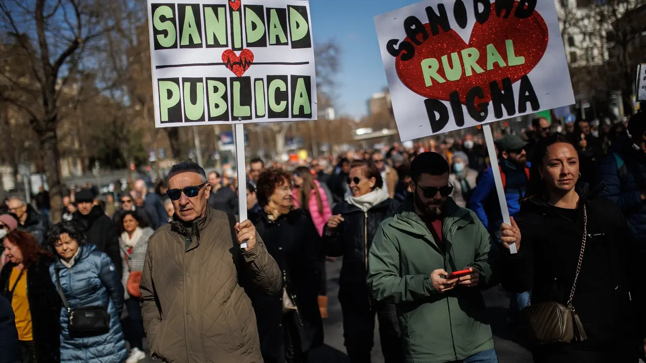 Miles de personas marcharon, en Madrid, en defensa de la sanidad p&uacute;blica. E.P. / Alejandro Mart&iacute;nez V&eacute;lez