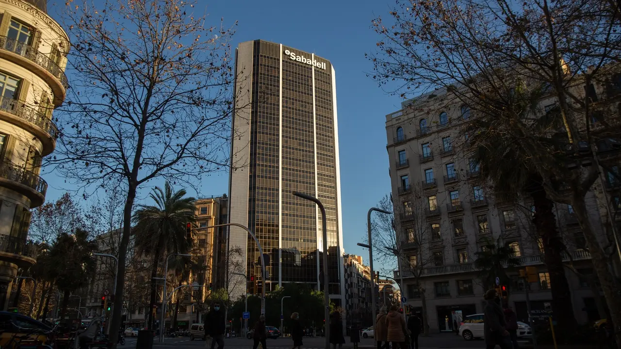 Fachada de la sede del Banco Sabadell en la Avenida Diagonal de Barcelona. E.P. / David Zorrakino