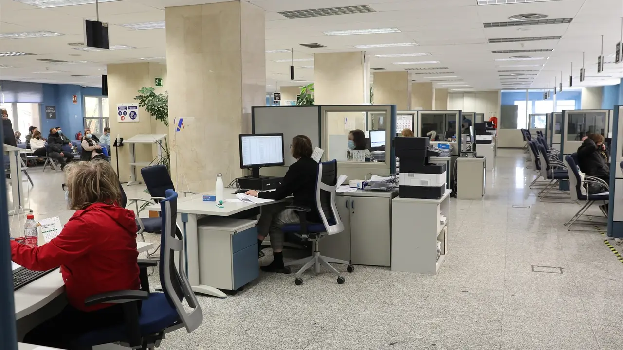 Varios empleados trabajan en una oficina de la Agencia Tributaria. E.P. / Marta Fern&aacute;ndez